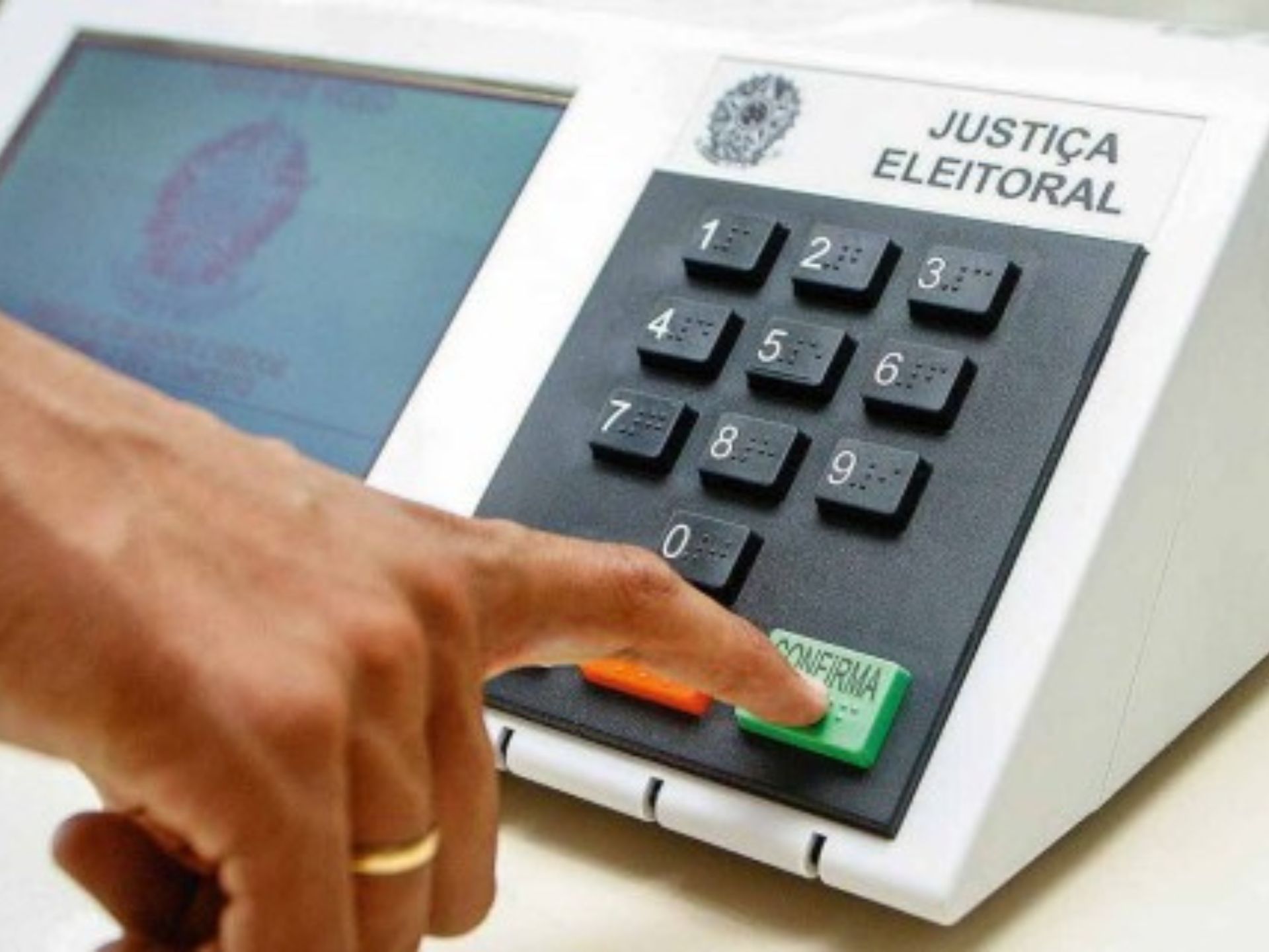 Pesquisador do Nepac propõe ações para garantir que democracia vá além do voto